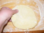 Pozsonyi patkó - Nyújtás közben néha emeld meg a tésztát!
