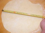 7946-korong-29-cm (147 x 110) Pozsonyi patkó - Kb. 30 cm átmérőjű korongot sodorj a tésztából!