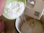 Piskótatorta eperrel - A habverés közben apránként öntsd a 9 dkg cukrot a habhoz!