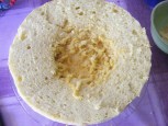 Piskótatorta eperrel - Az alsó féltorta közepe sületlen.