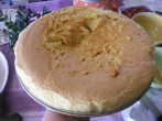 8116-alja-ronda (147 x 110) Piskótatorta eperrel - Ismét a sütőlapon van a torta; a sületlen fele.