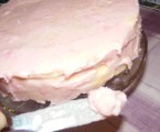 8134-foldozgat (145 x 120) Piskótatorta eperrel - A maradék krémből foldozgasd a torta oldalát!
