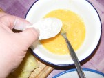 Rántott krumpli - A lisztből tedd át a krumplit a tojásba!