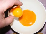 Diótorta - A sárgáját pottyantsd a többihez, a kisebb tálba.
