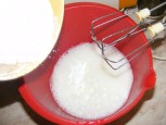 Diótorta - Apránként szórd a porcukor másik feléát a tojásfehérje-habba!