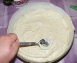 Diótorta - Egyengesd el a masszát a tortaformában!
