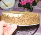 Diótorta - Tedd át a tortát a sütőlemezzel együtt a tortatartóra!