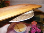 Diótorta - A kettévágás után a még egyben hagyott torta tetejére helyezz egy nagy falapot vagy tálcát!