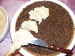 Diótorta - Egy széles pengéjű kenőkéssel kend be az alsó tortalapot diókrémmel!