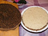 Diótorta - Vidd a felső tortalapot (deszkával együtt) a bekent tortalap mellé!
