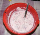 Epres krémtúró muffinformában - Keverd bele az eperdarabokat a túróba!