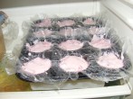 8832-forma-hutoben (147 x 110) Epres krémtúró muffinformában - A muffinforma a hűtőben.