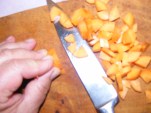 Sajt-tekercs - Darabold vékony lapokra a répacsíkokat!