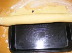 9170-feltekert-teszta-tepsibe (147 x 110) Quiche - francia pizza - Tekerd fel a kinyújtott tésztát a sodrófára, és tedd a tepsibe!