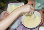 Quiche - francia pizza - Szórd a masszába majdnem az összes reszelt sajtot!