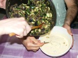Quiche - francia pizza - Kapard a párolt zöldségeket a tojásos masszába!