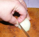Bakonyi betyárleves - A félbe vágott hagymát vágd szeletekre!