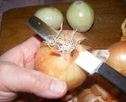Töltött hagyma - Vágd le a hagyma bajszos végét!