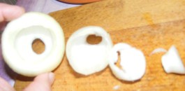 Töltött hagyma - Egy egész sorozat hagymaréteg kijött.
