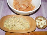 Gyömbéres csirkemell - Hús, gyömbér, fokhagyma előkészítve.