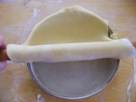 1071-sodrofarol-leteker (151 x 113) Rácsos almatorta - Tekerd le a tésztát a sodrófáról a tortaformába!