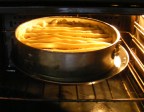 Rácsos almatorta - Tedd be az előmelegített sütőbe a tortaformát! 