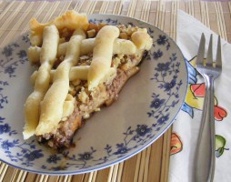 Rácsos almatorta - Kész, tányéron egy szelet.