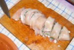 Zsályás csirkenyárs - Egy hústekercsből 7-8 szelet húscsiga lesz, ha felszeleteled.