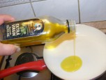 Párolt céklalevél - Önts két evőkanálnyi olajat a serpenyőbe! Párolt céklalevél - Önts két evőkanálnyi olajat a serpenyőbe!
