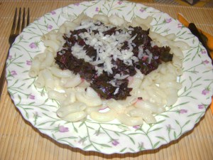 Párolt céklalevél - Kész, tányéron. Párolt céklalevél - Kész, tányéron.