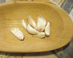 Karfiolleves - A leválasztott fokhagymagerezdek. Karfiolleves - A leválasztott fokhagymagerezdek.
