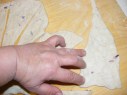 Lila hagymás kifli - Az ujjaiddal húzgáld szét a tésztaháromszöget! Lila hagymás kifli - Az ujjaiddal húzgáld szét a tésztaháromszöget!