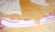 Lila hagymás kifli - Felezd meg a baconszeletet! Lila hagymás kifli - Felezd meg a baconszeletet!