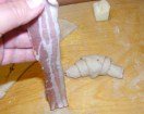 Lila hagymás kifli - A szalonnaszelet közepére tedd majd a kiflit!