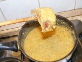 Sárgaborsó-főzelék - Vedd ki a szalonnabőröket a főzelékből! Sárgaborsó-főzelék - Vedd ki a szalonnabőröket a főzelékből!