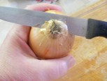 Cukkinis aprópecsenye - Vágd le a hagyma bajuszos végét!