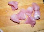 Cukkinis aprópecsenye - A kockákra vágott húscsík. Cukkinis aprópecsenye - A kockákra vágott húscsík.
