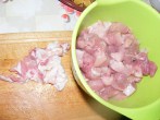 Cukkinis aprópecsenye - Az összes hús felvagdosva. Cukkinis aprópecsenye - Az összes hús felvagdosva.