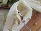 Cukkinis aprópecsenye - Egy kanállal kapard ki a fél cukkiniből a puha, magvas részeket! Cukkinis aprópecsenye - Egy kanállal kapard ki a fél cukkiniből a puha, magvas részeket!