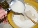 Olajbogyós kenyér - Borítsd a lisztbe az élesztős vizet!