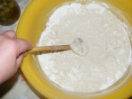 Olajbogyós kenyér - Keverd össze a folyékony és a szilárd összetevőket! Olajbogyós kenyér - Keverd össze a folyékony és a szilárd összetevőket!