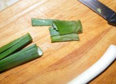 Kínai kaja - Vágd le a hagymaszárak végéről a hibás részeket! Kínai kaja - Vágd le a hagymaszárak végéről a hibás részeket!