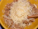 Töltött paprika hús nélkül - A reszelt sajt a tölteléken.