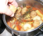 Töltött paprika hús nélkül - A gombócokat és “szendvicseket” pottyintsd a lábosba, a töltött paprikákhoz!