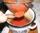 Töltött paprika hús nélkül - Időnként a szűrő aljáról is kapard le a paradicsompépet!