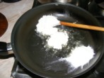 Töltött paprika hús nélkül - Egy kevés olajon piríts meg 3 fakanál lisztet!