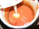 Töltött paprika hús nélkül - Botmixerrel turmixold össze a lisztet a paradicsomlével!