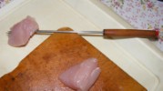 Fondüzés - Próbaképpen szúrj fel a fondüvillára egy csirkemelldarabot!