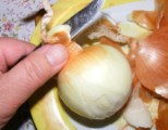 Töltött káposzta - Miután lehúztad a hagyma héját, vágd le a szár felőli végét!