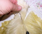 Töltött káposzta - V-alakban vágd ki a vastag eret a levél közepéről!